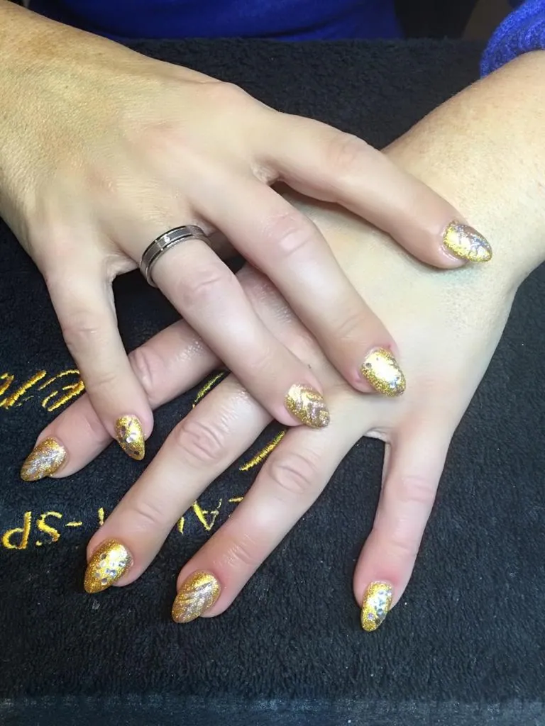 Goldene Nägel aus dem Beauty-Spa Degen