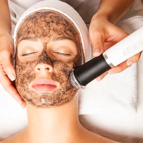 Gesichtsbehandlung mit Maske im Beauty-Spa Degen