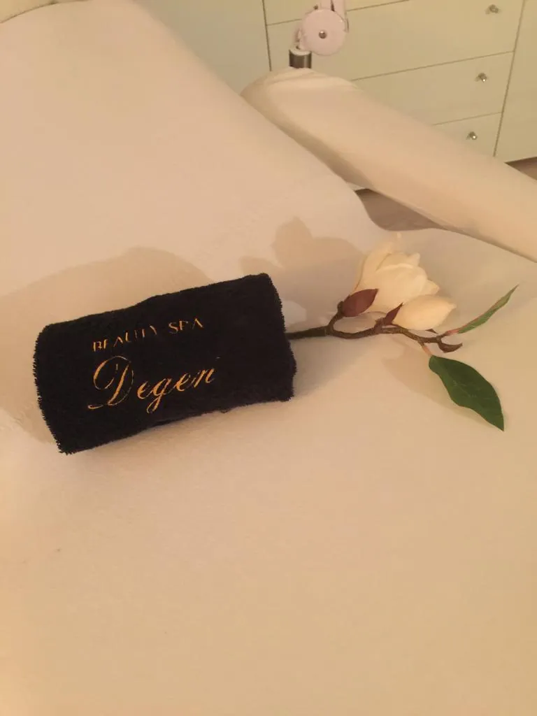 Behandlungsliege mit Beauty-Spa-Degen-Tuch